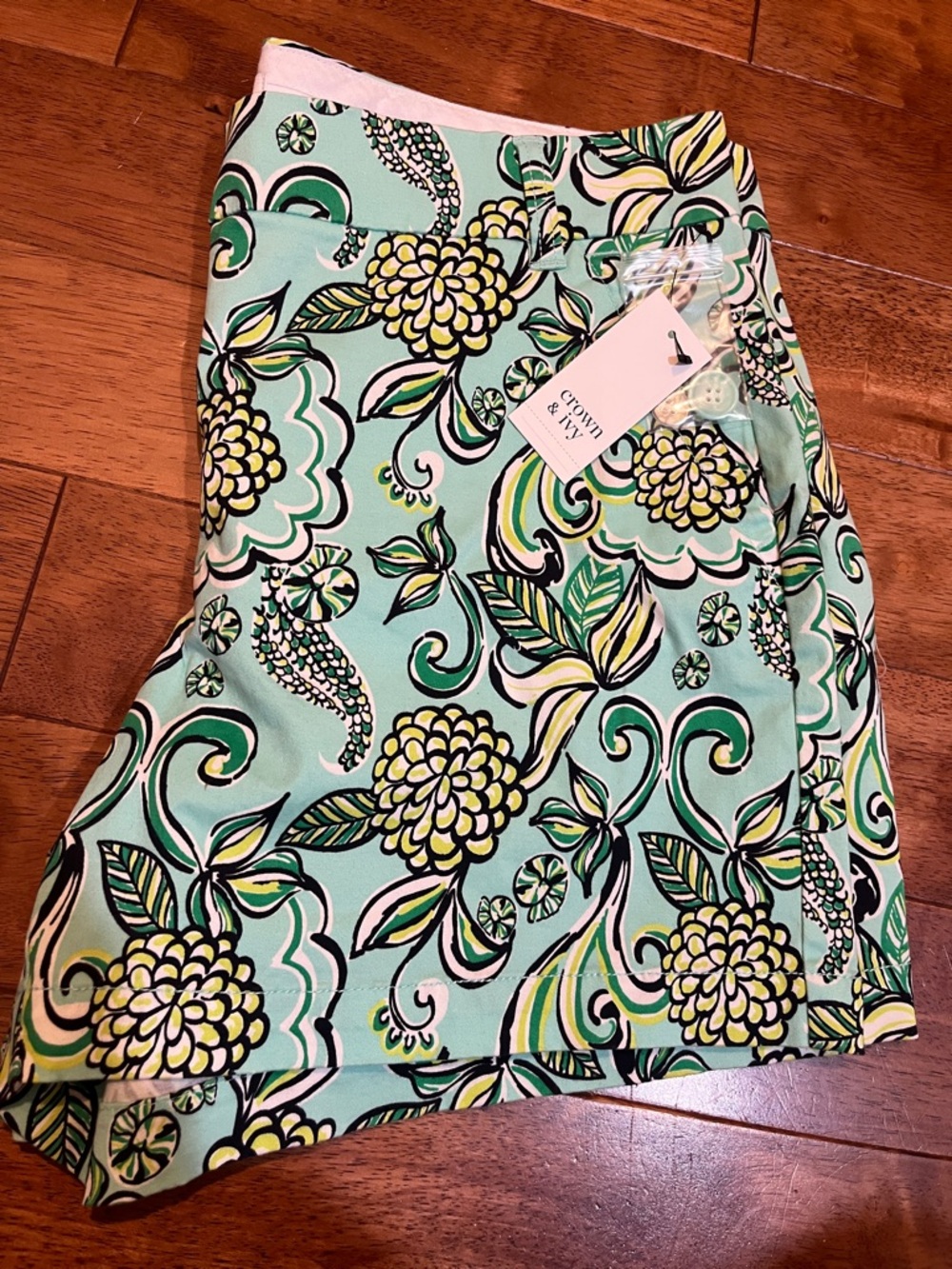 Crown & Ivy Green Floral Print Shorts - Picture 2 of 5